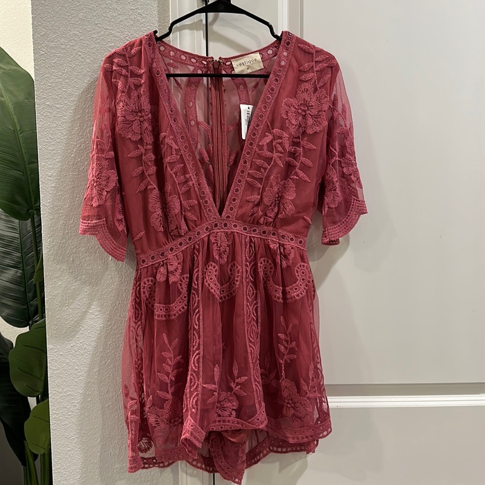 NWT Vestique Romper. Pink Lace. Size Medium. Never worn.